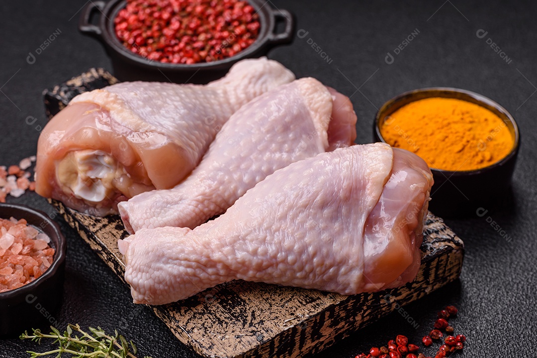 A imagem mostra sobrecoxas de frango cruas.