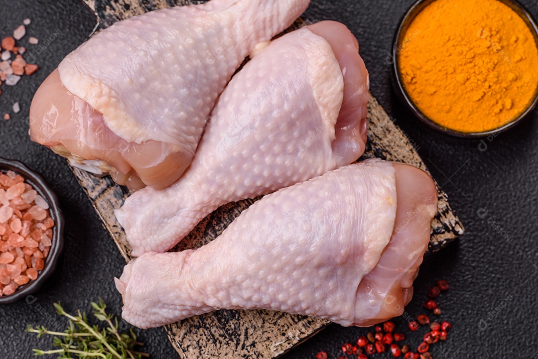 A imagem mostra sobrecoxas de frango cruas.