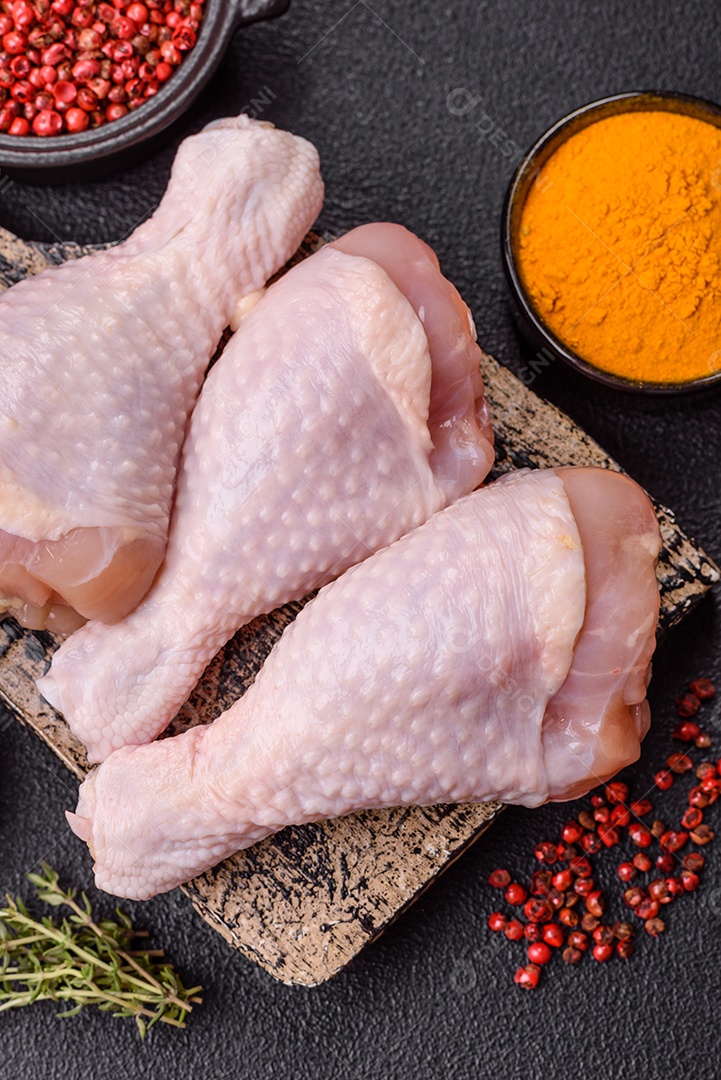 A imagem mostra sobrecoxas de frango cruas.
