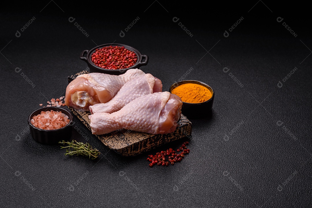 A imagem mostra sobrecoxas de frango cruas.