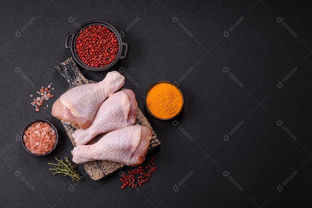 A imagem mostra sobrecoxas de frango cruas.