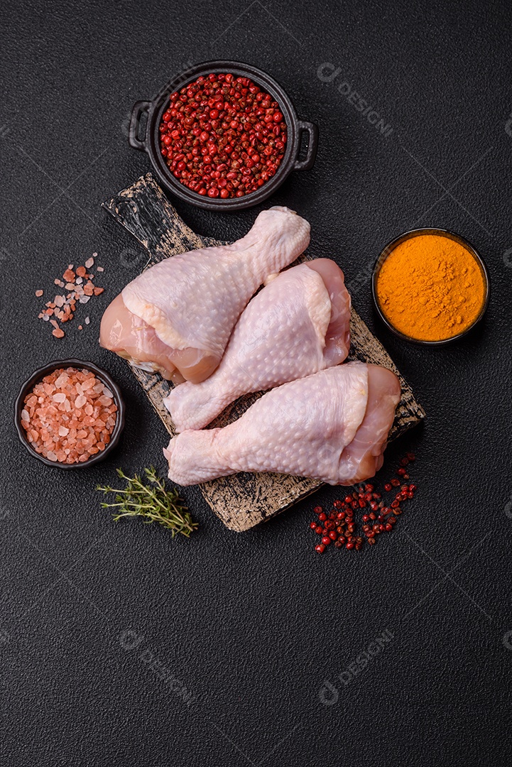 A imagem mostra sobrecoxas de frango cruas.