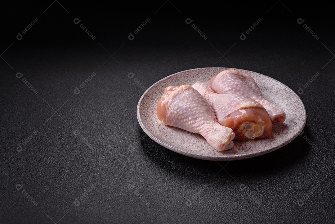 A imagem mostra sobrecoxas de frango cruas.