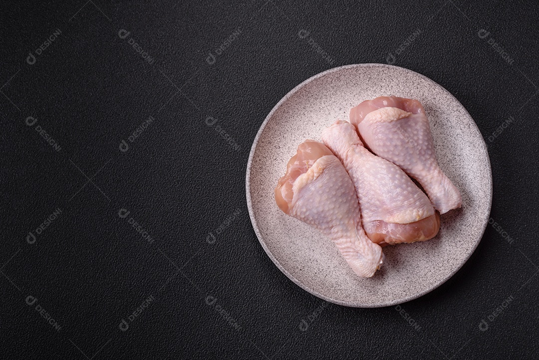 A imagem mostra sobrecoxas de frango cruas.
