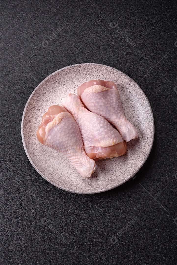 A imagem mostra sobrecoxas de frango cruas.