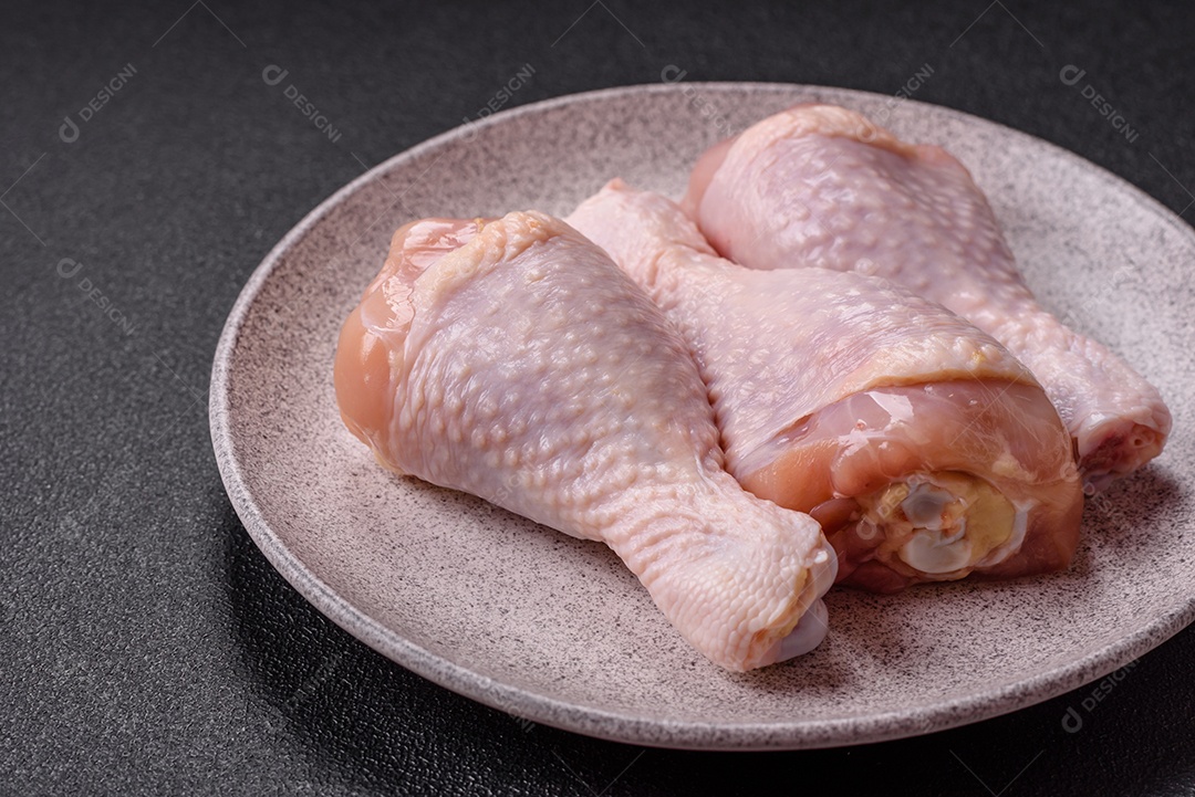 A imagem mostra sobrecoxas de frango cruas.
