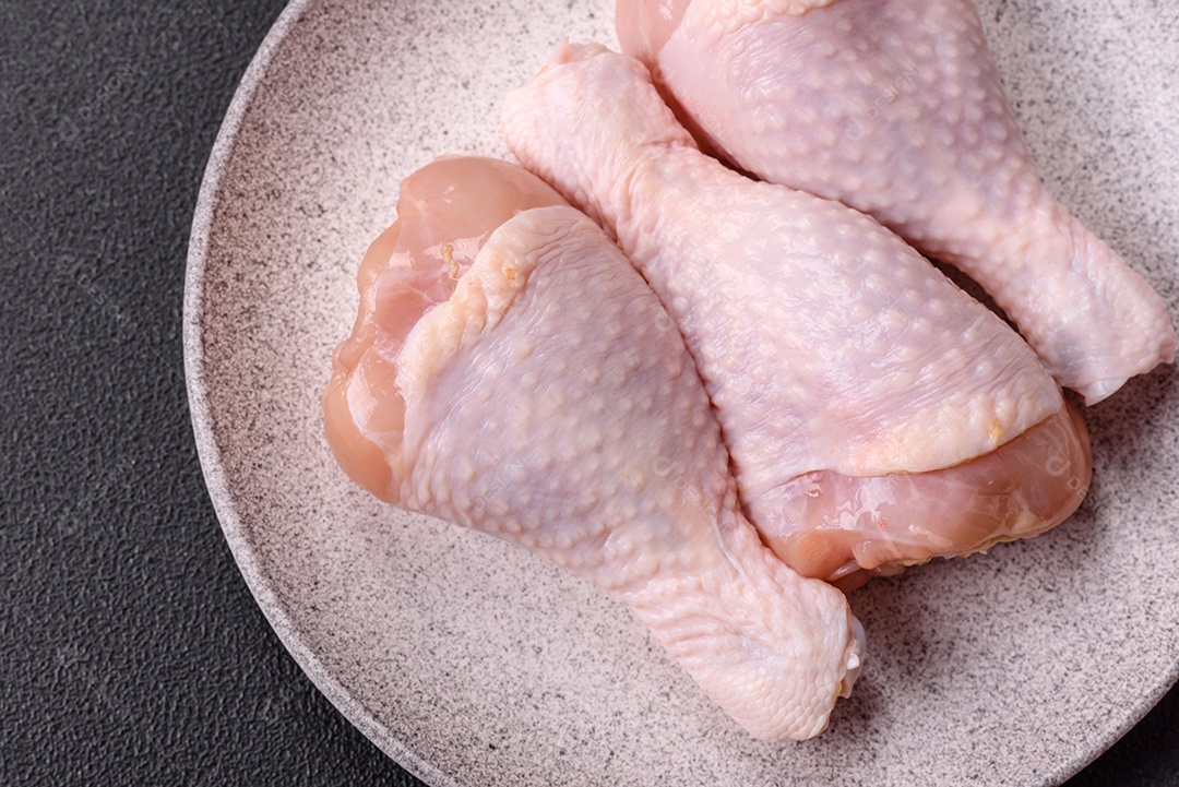 A imagem mostra sobrecoxas de frango cruas.