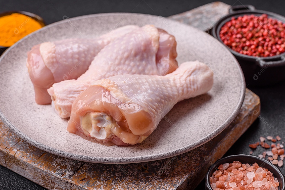 A imagem mostra sobrecoxas de frango cruas.