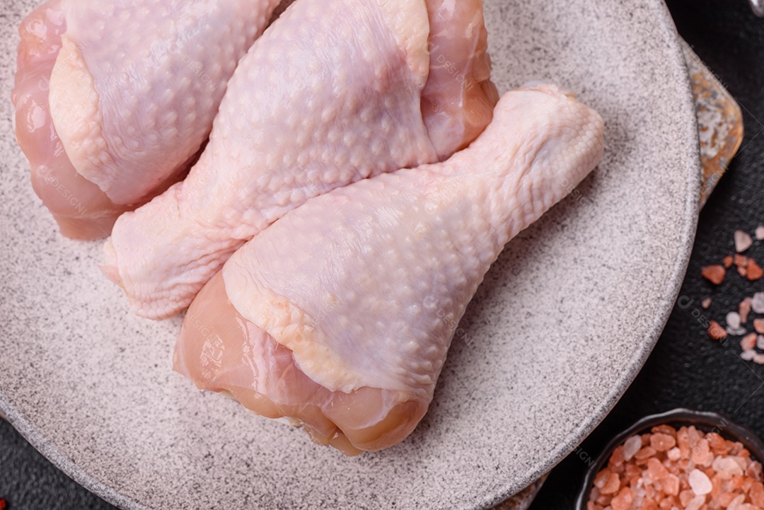 A imagem mostra sobrecoxas de frango cruas.
