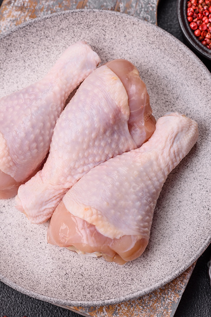 A imagem mostra sobrecoxas de frango cruas.