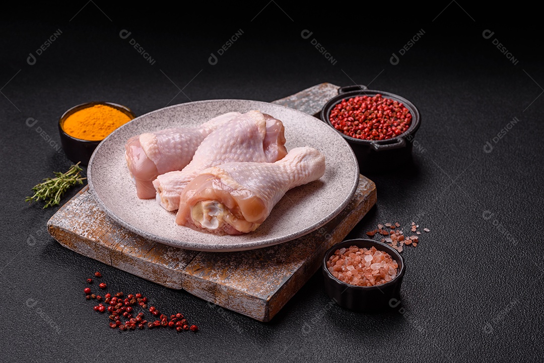 A imagem mostra sobrecoxas de frango cruas.
