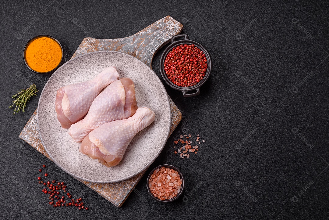 A imagem mostra sobrecoxas de frango cruas.