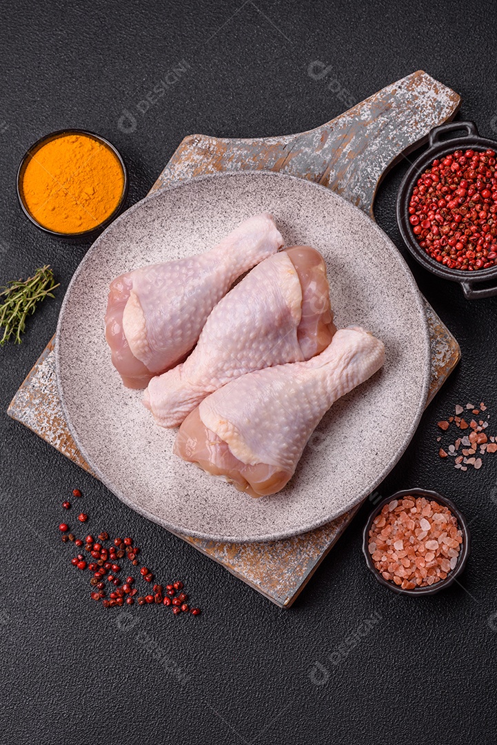 A imagem mostra sobrecoxas de frango cruas.