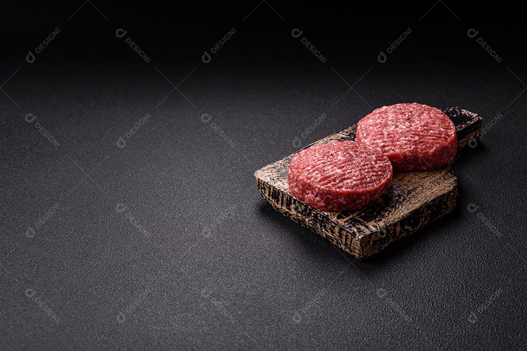 A imagem mostra hambúrgueres de carne crua, prontos para serem cozinhados. Esses patty