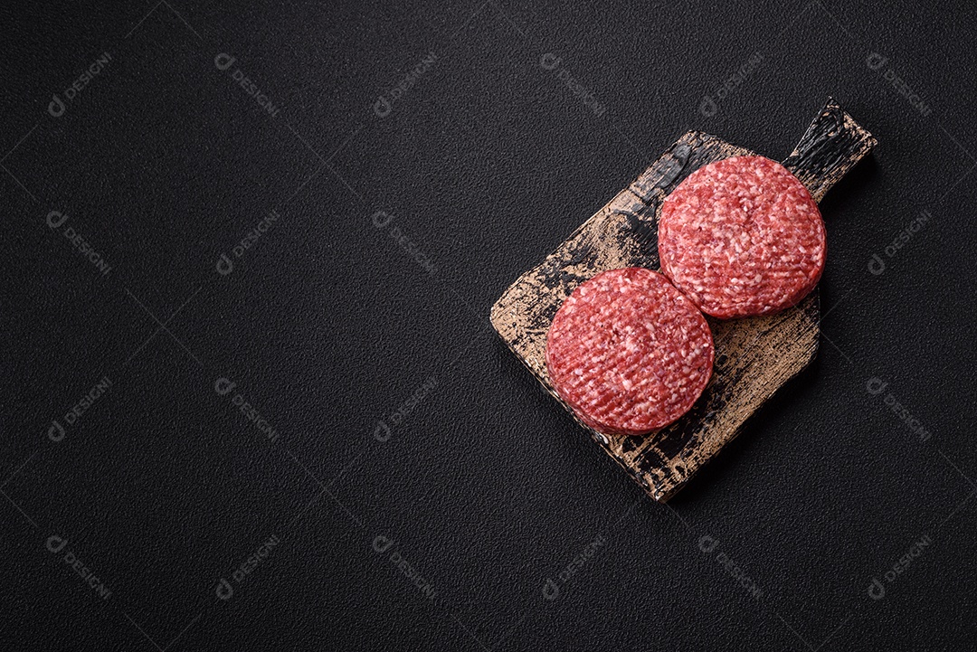 A imagem mostra hambúrgueres de carne crua, prontos para serem cozinhados. Esses patty