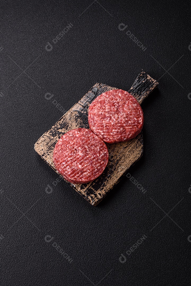 A imagem mostra hambúrgueres de carne crua, prontos para serem cozinhados. Esses patty
