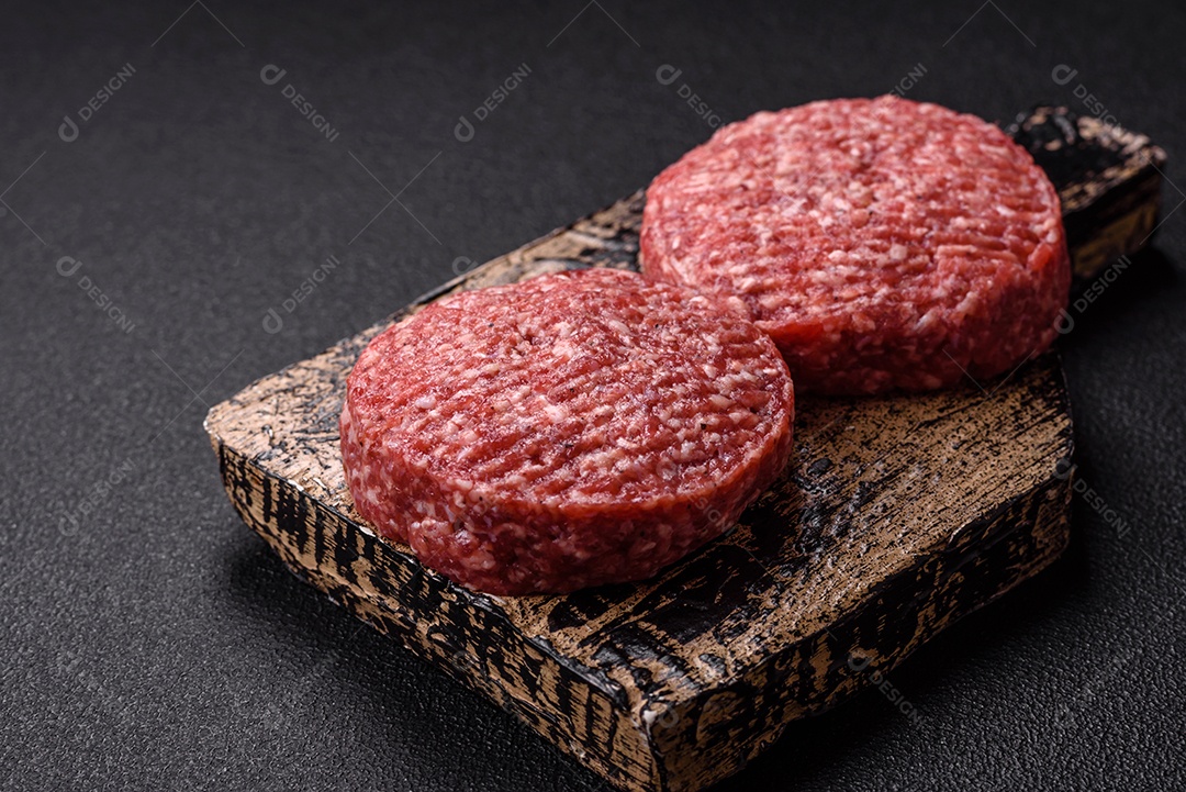 A imagem mostra hambúrgueres de carne crua, prontos para serem cozinhados. Esses patty