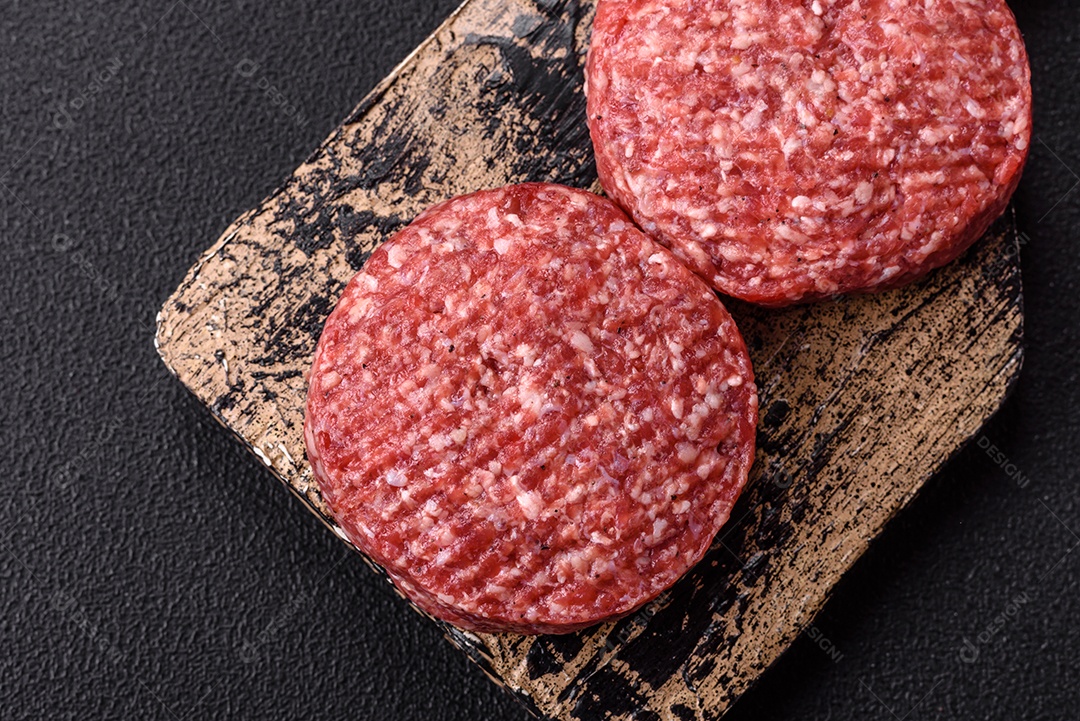 A imagem mostra hambúrgueres de carne crua, prontos para serem cozinhados. Esses patty