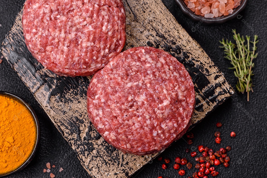 A imagem mostra hambúrgueres de carne crua, prontos para serem cozinhados. Esses patty
