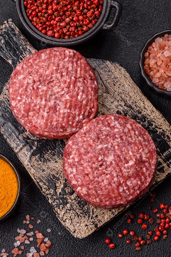 A imagem mostra hambúrgueres de carne crua, prontos para serem cozinhados. Esses patty
