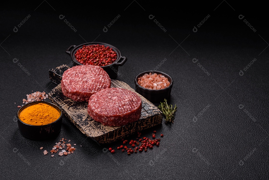 A imagem mostra hambúrgueres de carne crua, prontos para serem cozinhados. Esses patty