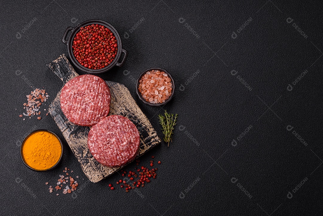 A imagem mostra hambúrgueres de carne crua, prontos para serem cozinhados. Esses patty