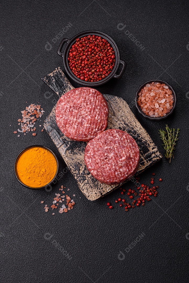 A imagem mostra hambúrgueres de carne crua, prontos para serem cozinhados. Esses patty