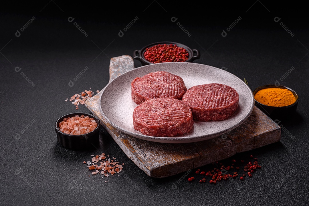 A imagem mostra hambúrgueres de carne crua, prontos para serem cozinhados. Esses patty