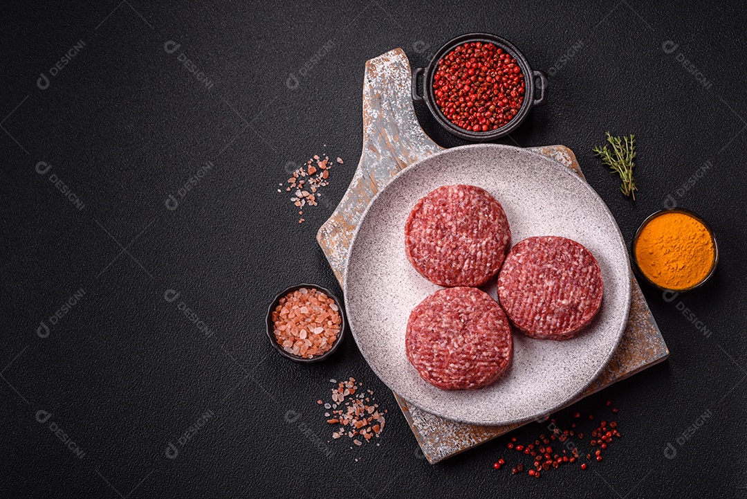 A imagem mostra hambúrgueres de carne crua, prontos para serem cozinhados. Esses patty