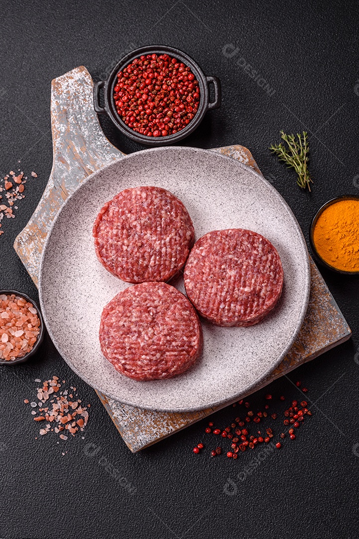 A imagem mostra hambúrgueres de carne crua, prontos para serem cozinhados. Esses patty