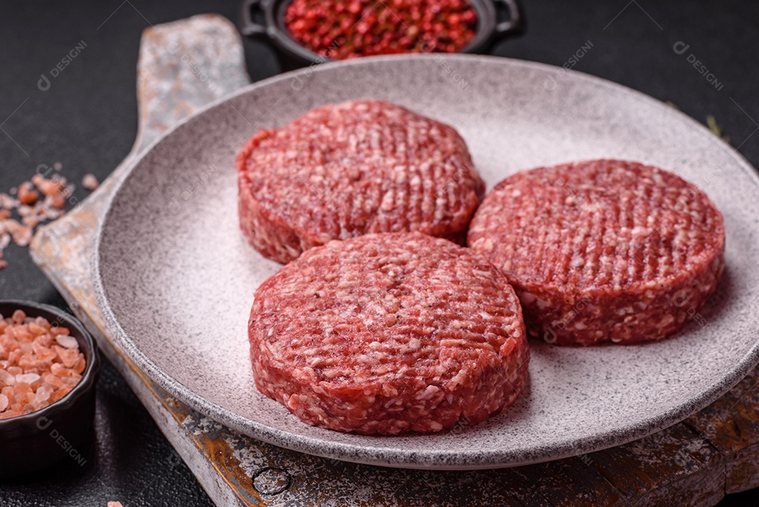 A imagem mostra hambúrgueres de carne crua, prontos para serem cozinhados. Esses patty