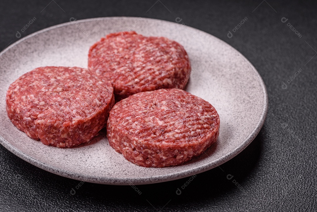 A imagem mostra hambúrgueres de carne crua, prontos para serem cozinhados. Esses patty
