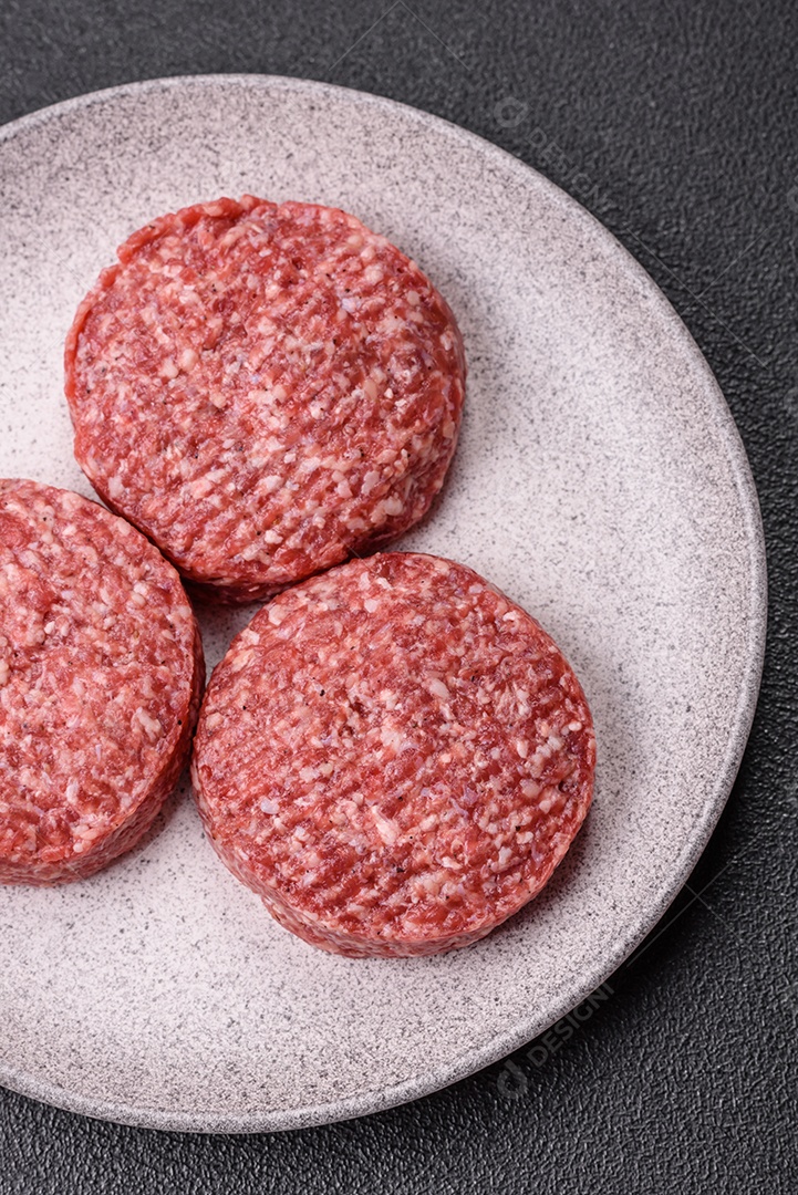 A imagem mostra hambúrgueres de carne crua, prontos para serem cozinhados. Esses patty