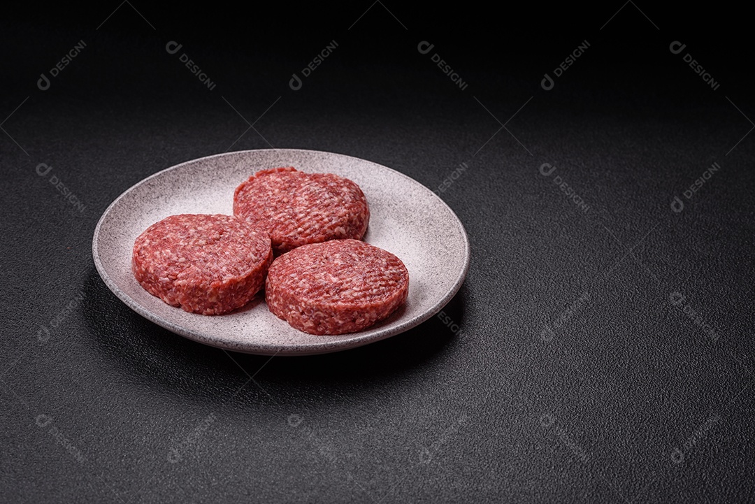 A imagem mostra carne moída crua, que é carne bovina triturada.