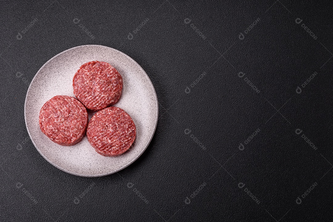 A imagem mostra hambúrgueres de carne crua, prontos para serem cozinhados. Esses patty