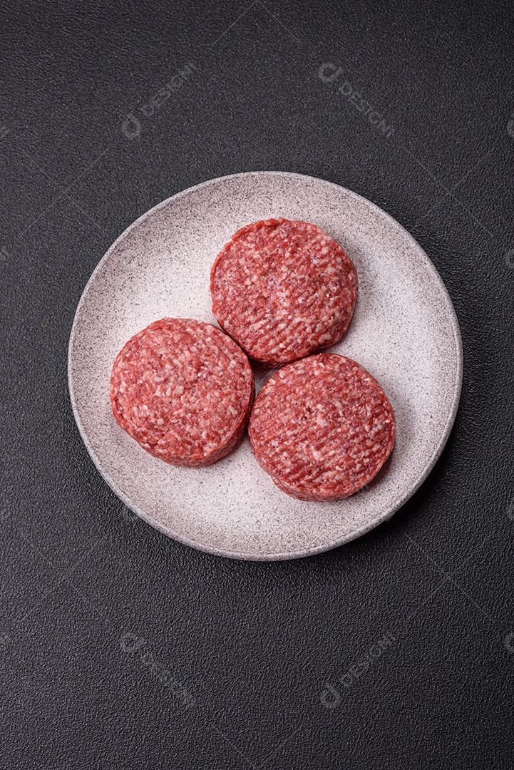 A imagem mostra hambúrgueres de carne crua, prontos para serem cozinhados. Esses patty