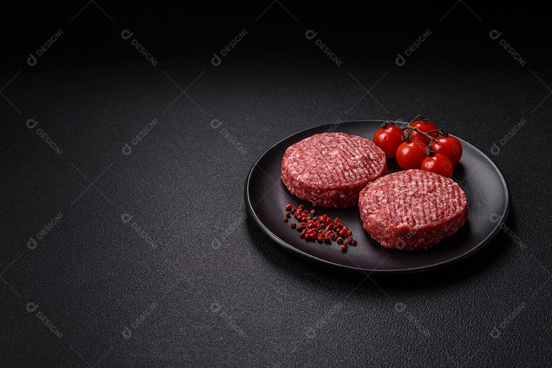 A imagem mostra carne moída crua, que é carne bovina triturada.