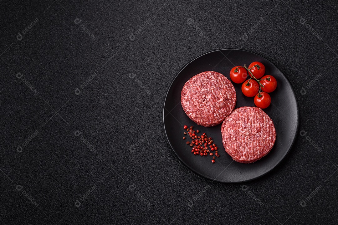 A imagem mostra hambúrgueres de carne crua, prontos para serem cozinhados. Esses patty