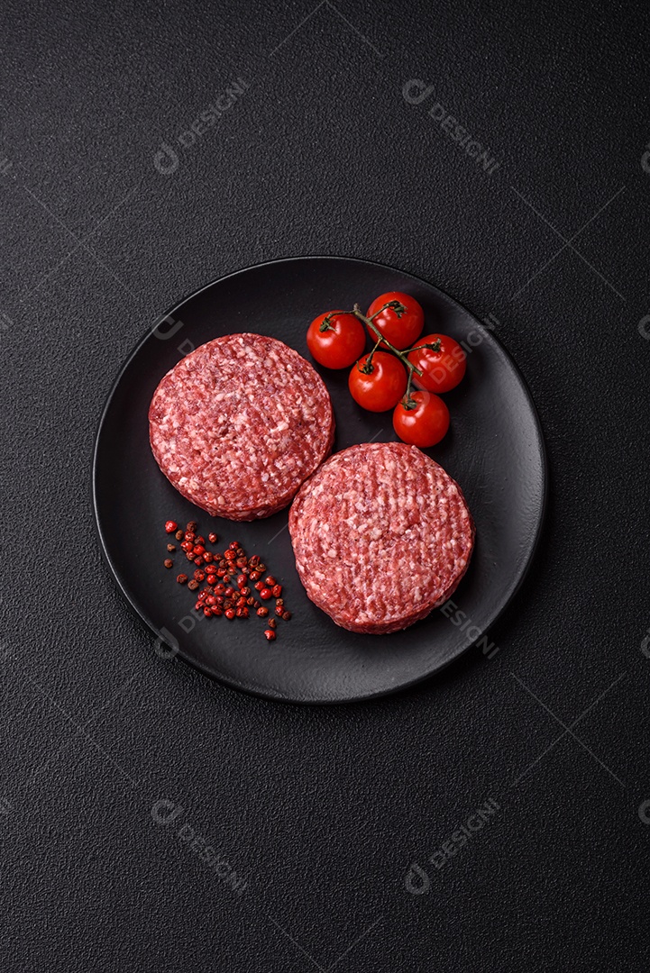 A imagem mostra hambúrgueres de carne crua, prontos para serem cozinhados. Esses patty