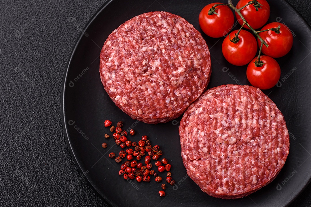 A imagem mostra hambúrgueres de carne crua, prontos para serem cozinhados. Esses patty
