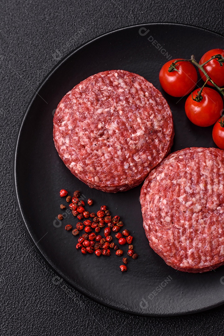 A imagem mostra hambúrgueres de carne crua, prontos para serem cozinhados. Esses patty