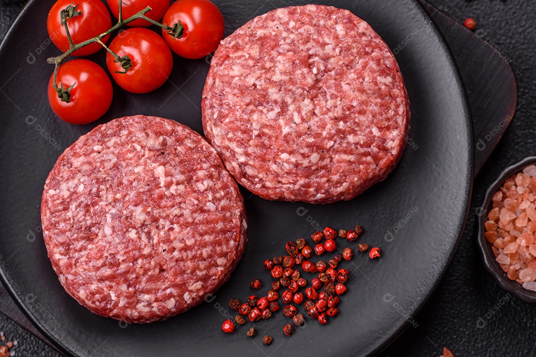 A imagem mostra hambúrgueres de carne crua, prontos para serem cozinhados. Esses patty