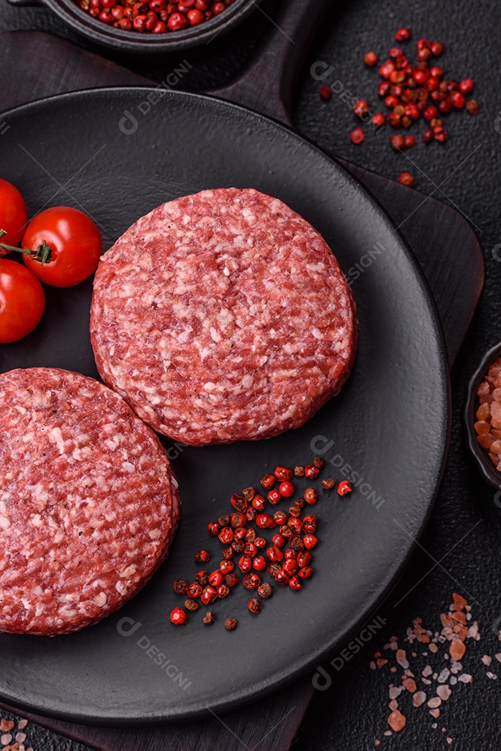 A imagem mostra hambúrgueres de carne crua, prontos para serem cozinhados. Esses patty