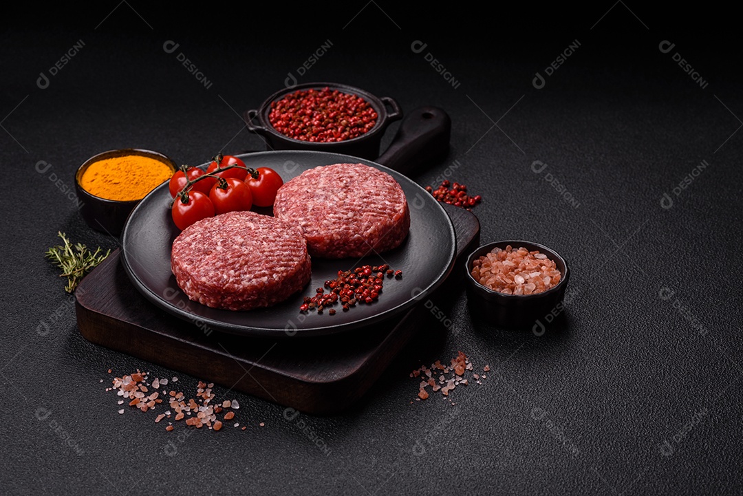 A imagem mostra hambúrgueres de carne crua, prontos para serem cozinhados. Esses patty