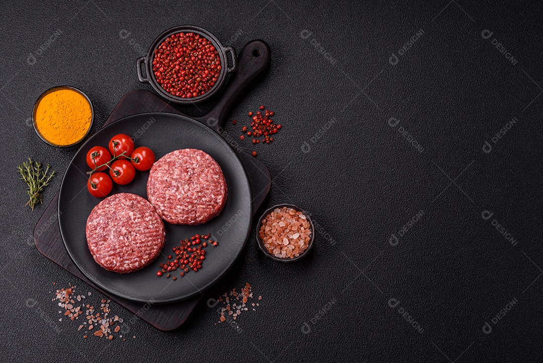 A imagem mostra hambúrgueres de carne crua, prontos para serem cozinhados. Esses patty