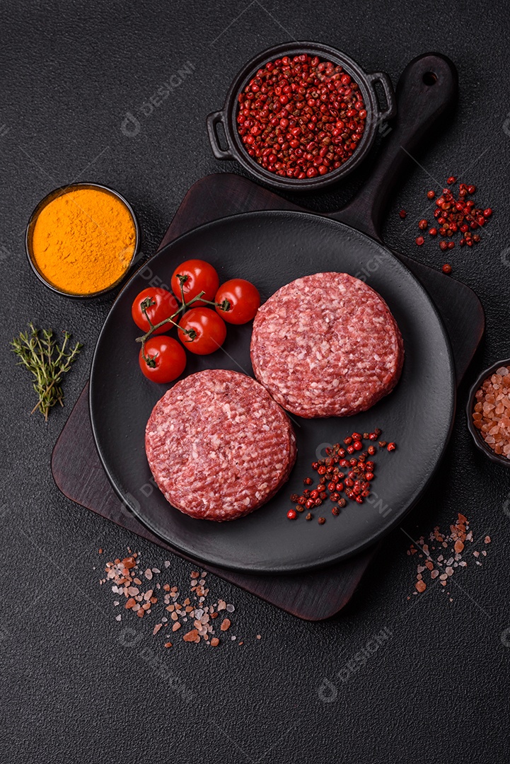 A imagem mostra hambúrgueres de carne crua, prontos para serem cozinhados. Esses patty