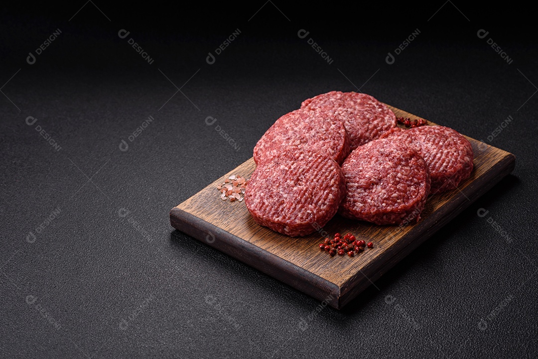 A imagem mostra hambúrgueres de carne crua, prontos para serem cozinhados. Esses patty