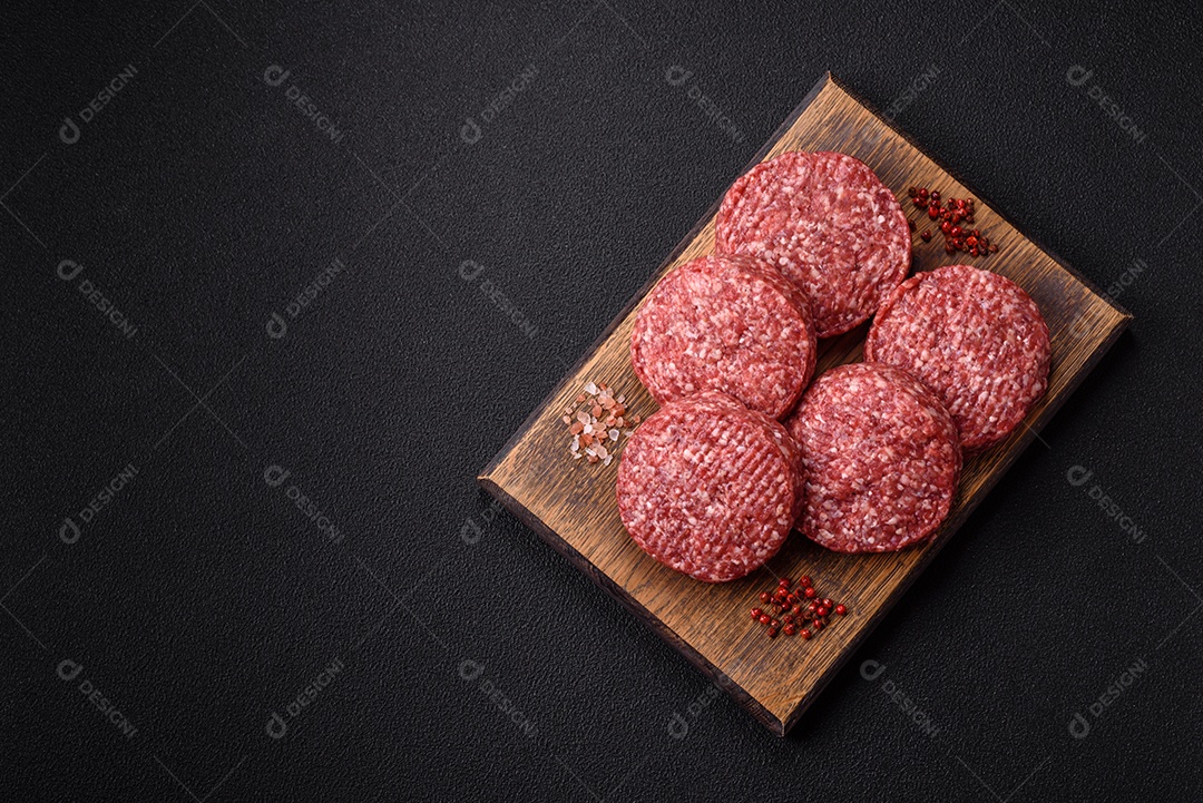 A imagem mostra hambúrgueres de carne crua, prontos para serem cozinhados. Esses patty