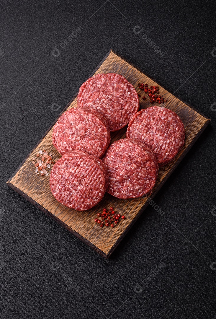 A imagem mostra hambúrgueres de carne crua, prontos para serem cozinhados. Esses patty