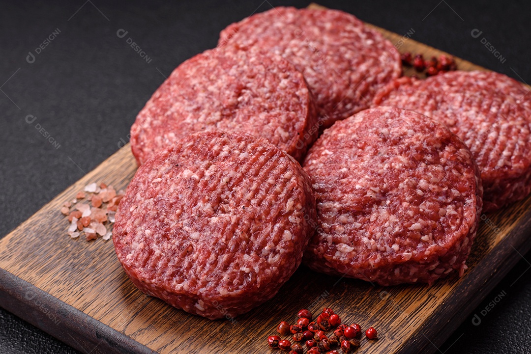 A imagem mostra hambúrgueres de carne crua, prontos para serem cozinhados. Esses patty